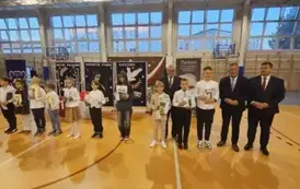 Nagrodzeni uczniowie z gośćmi wręczającymi nagrody