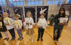 Laureaci konkursu z klas młodszych i starszych z nagrodami i dyplomami