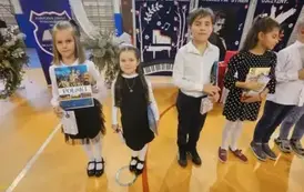 Laureaci konkursu z klas młodszych i starszych z nagrodami i dyplomami
