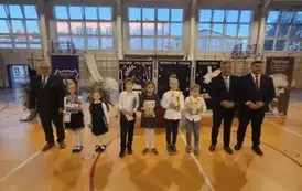 Laureaci konkursu z klas I - III i goście wręczający nagrody