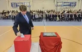 Dyrektor Dariusz Kubalski wrzuca datek na rzecz szkoły