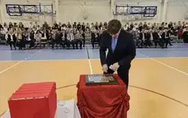Dyrektor Dariusz Kubalski podczas umieszczania symbolicznej tarczy na tabliczce pamiątkowej