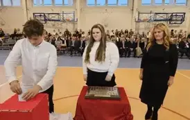 Przedstawiciele klasy VII b podczas umieszczania symbolicznej tarczy na tabliczce pamiątkowej