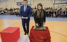 Przedstawiciele klasy VII a podczas umieszczania symbolicznej tarczy na tabliczce pamiątkowej