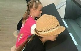 Uczniowie rysują w lustrzanym odbiciu