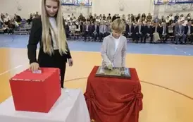 Przedstawiciele klasy V c podczas umieszczania symbolicznej tarczy na tabliczce pamiątkowej