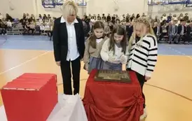 Przedstawiciele klasy IV c podczas umieszczania symbolicznej tarczy na tabliczce pamiątkowej