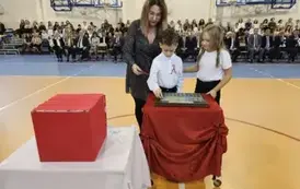 Przedstawiciele klasy I a podczas umieszczania symbolicznej tarczy na tabliczce pamiątkowej