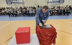 Wicedyrektor Rafał Konat podczas umieszczania symbolicznej tarczy na tabliczce pamiątkowej