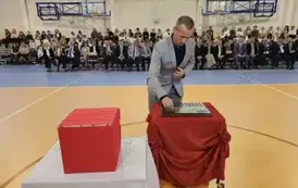 Rafał Orkisz podczas umieszczania symbolicznej tarczy na tabliczce pamiątkowej