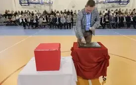 Paweł Dul podczas umieszczania symbolicznej tarczy na tabliczce pamiątkowej