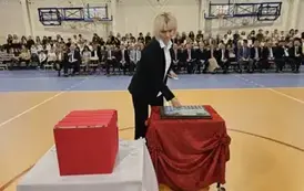 Ilona Wojtasińska - Dorobek, przedstawicielka Rady rodzic&oacute;w podczas umieszczania symbolicznej tarczy na tabliczce pamiątkowej