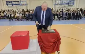 Ireneusz Kwiecjasz podczas umieszczania symbolicznej tarczy na tabliczce pamiątkowej
