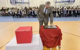 Nadleśniczy Adam Lubera podczas umieszczania symbolicznej tarczy na tabliczce pamiątkowej