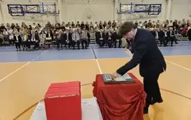 Dyrektor Dariusz Kubalski podczas umieszczania symbolicznej tarczy na tabliczce pamiątkowej
