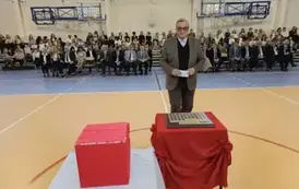 Jacek Sobieniak podczas umieszczania symbolicznej tarczy na tabliczce pamiątkowej