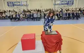 Patrycja Miska podczas umieszczania symbolicznej tarczy na tabliczce pamiątkowej.