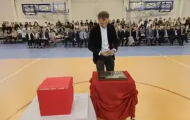 Adrian Belusiak podczas umieszczania symbolicznej tarczy na tabliczce pamiątkowej