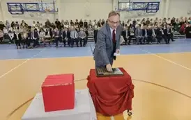 Dyrektor Banku Sp&oacute;łdzielczego Grzegorz Kozak  podczas umieszczania symbolicznej tarczy na tabliczce pamiątkowej