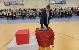 Dyrektor Huty Szkła Jacek Jaworski podczas umieszczania symbolicznej tarczy na tabliczce pamiątkowej