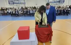 Aneta i Paweł Chałońscy podczas umieszczania symbolicznej tarczy na tabliczce pamiątkowej