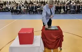 Prezes ZEC Jacek Marek podczas umieszczania symbolicznej tarczy na tabliczce pamiątkowej