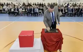 Prezes PGKiM Grzegorz Orzechowski podczas umieszczania symbolicznej tarczy na tabliczce pamiątkowej