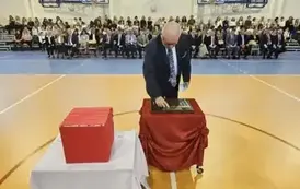 Przewodniczący FOŚiGW Jacek Sk&oacute;rski podczas umieszczania symbolicznej tarczy na tabliczce pamiątkowej