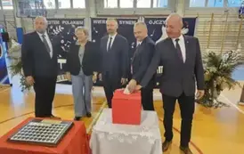 Przedstawiciele Rady Miejskiej wrzucają datek na rzecz szkoły