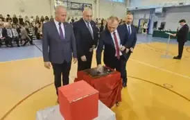 Przedstawiciele Rady Miejskiej podczas umieszczania symbolicznej tarczy na tabliczce pamiątkowej