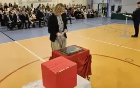 Wiceburmistrz Ewa Kondek podczas umieszczania symbolicznej tarczy na tabliczce pamiątkowej