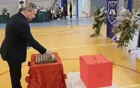 Burmistrz Leszek Kopeć podczas umieszczania symbolicznej tarczy na tabliczce pamiątkowej