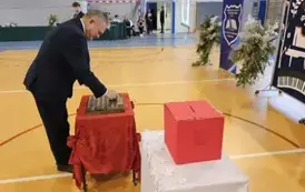 Starosta Romuald Zgrzywa podczas umieszczania symbolicznej tarczy na tabliczce pamiątkowej