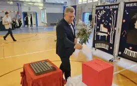 Wojewoda Świętokrzyski J&oacute;zef Bryk przy tabliczce upamiętniającej darczyńc&oacute;w i przyjaci&oacute;ł szkoły