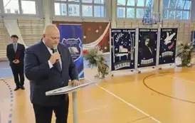 Przedstawiciel Rady Rodzic&oacute;w Ireneusz Kwiecjasz podczas przem&oacute;wienia