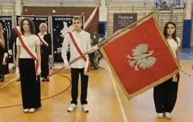 Prezentacja sztandaru: awers - biały orzeł na czerwonym tle