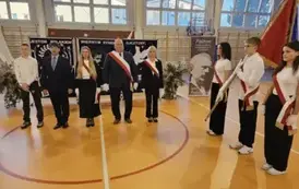 Dyrektor Kubalski, przedstawiciele Rady Rodzic&oacute;w i poczet uczni&oacute;w z nowym sztandarem