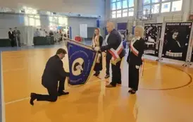 Moment przekazania nowego sztandaru przez Radę Rodzic&oacute;w dyrektorowi Kubalskiemu