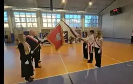 Symboliczne skrzyżowanie sztandar&oacute;w