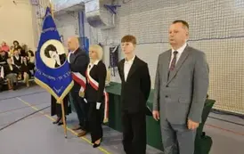 Poczet Rady Rodzic&oacute;w, przewodniczący Samorządu Uczniowskiego, wicedyrektor R. Konat podczas uroczystości