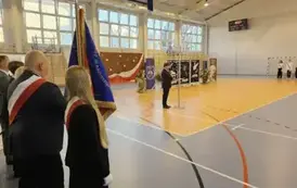 Dyrektor szkoły podczas przem&oacute;wienia