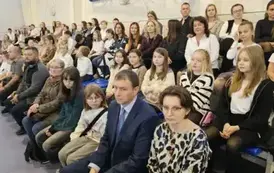Nauczyciele, rodzice, uczniowie, pracownicy szkoły na widowni