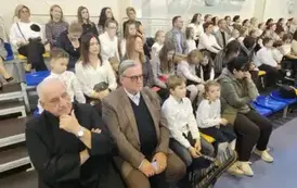 Przybyli na uroczystość goście na widowni