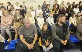 Nauczyciele, rodzice, uczniowie, pracownicy szkoły na widowni