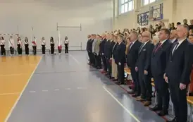 Poczty, uczestnicy uroczystości w czasie hymnu państwowego
