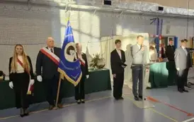 Poczet sztandarowy Rady Rodzic&oacute;w z nowym sztandarem, dyrektorzy szkoły