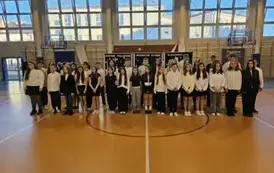 Ch&oacute;r uczni&oacute;w wykonuje piosenkę Niepodległa, niepokorna