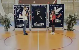 Uczennica klasy 4 b i uczeń klasy 8 b odgrywają scenkę nawiązującą do Wesela