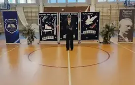 Przewodniczący szkoły prowadzący uroczystość