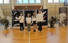 Uczniowie klasy 7 c podczas recytacji wiersza Okrucieństwo wojny